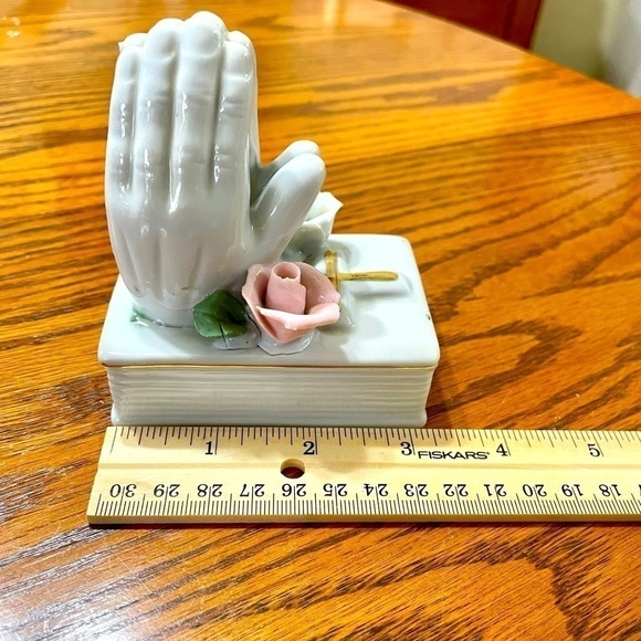 Home Decor Praying Hands Roses Bible Ceramic White Pink Gold Vintage - Picture 7 of 8